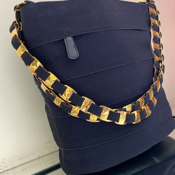 💥💥💥VINTAGE SUPER BEAUTIFUL 💥💥Ferragamo Navy blue Canvas Vara
Chain Tote💥💥 - Picture 11 of 16